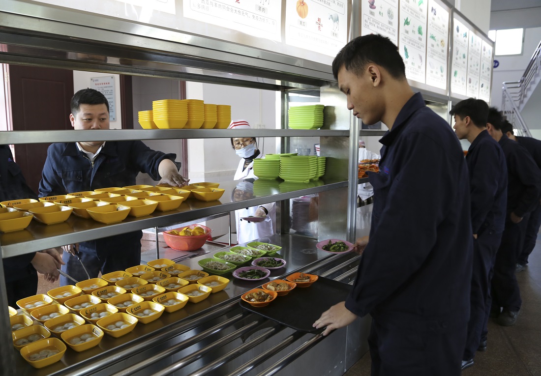 To celebrate the Lantern by eating glutinous rice balls