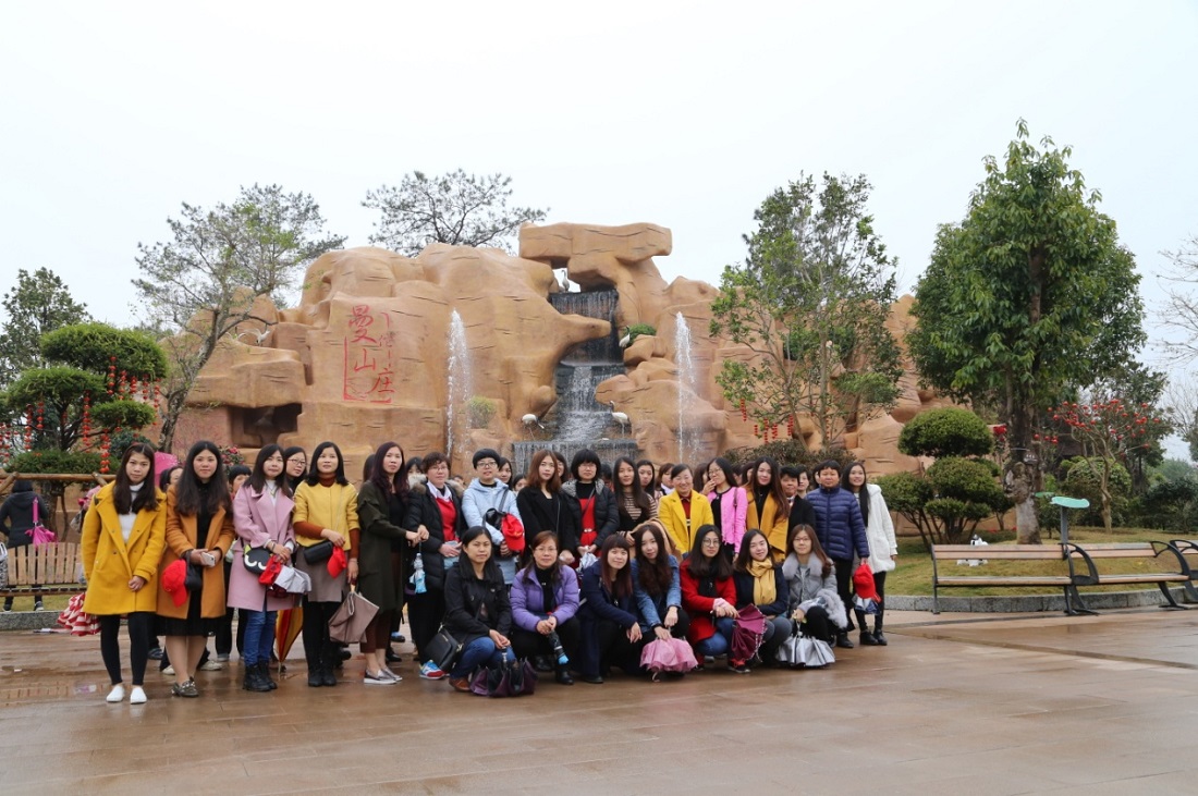 The company's female staff traveled to Meizhou on March 8